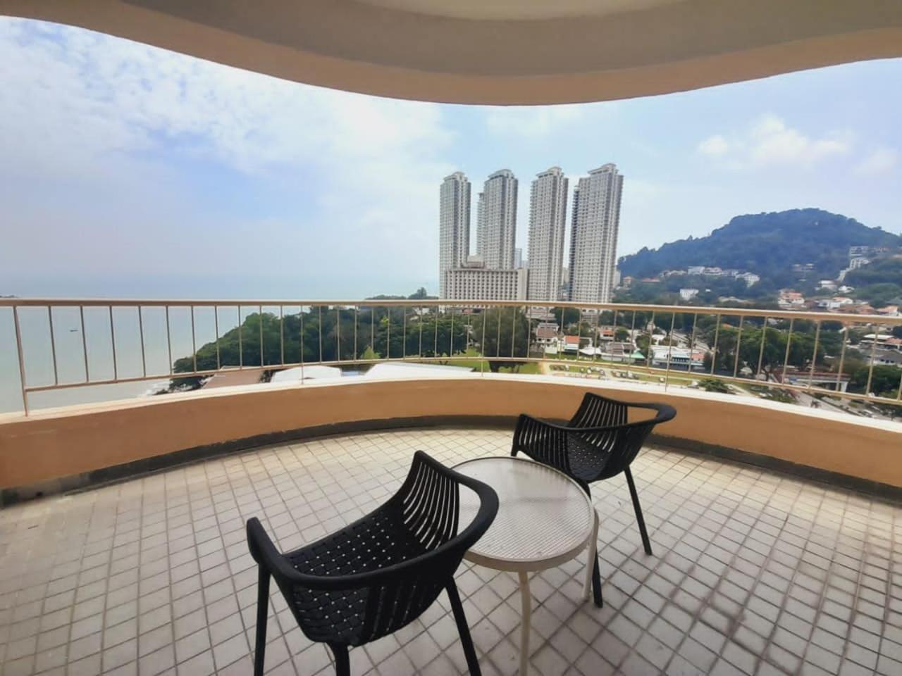 Rainbow Paradise Beachfront Penang Tanjung Bungah  Bagian luar foto