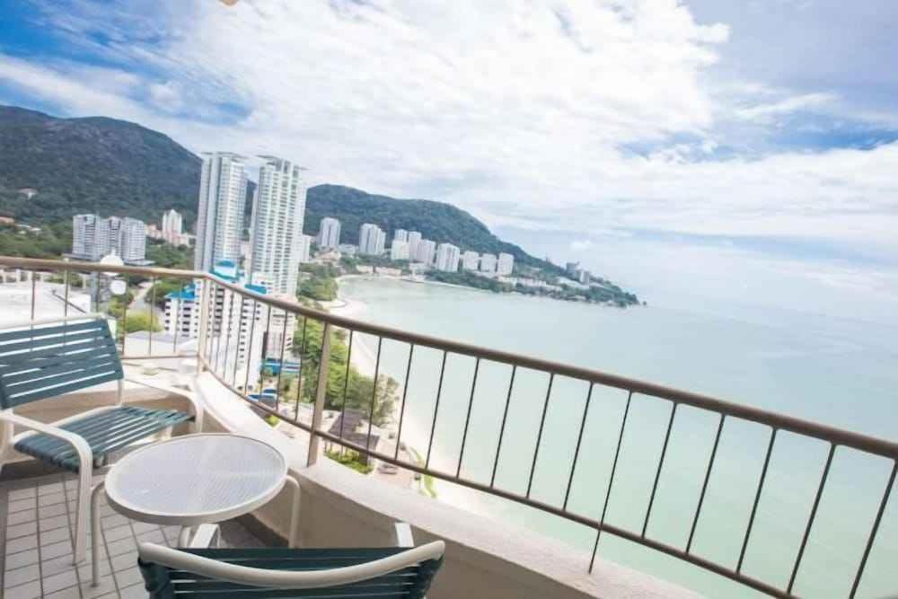 Rainbow Paradise Beachfront Penang Tanjung Bungah  Bagian luar foto